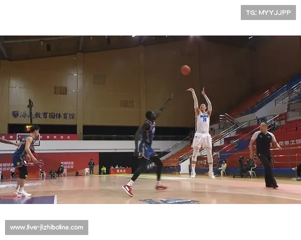 北京男篮排位赛险胜上海，翟晓川17+15两双数据